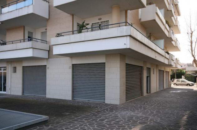 negozio in vendita a Fiumicino in zona Focene