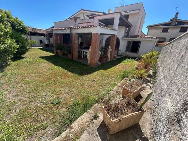 casa indipendente in vendita a Fiumicino in zona Focene