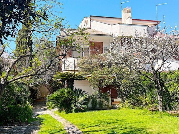 casa indipendente in vendita a Fiumicino in zona Fregene
