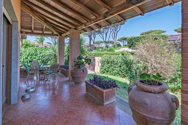 casa indipendente in vendita a Fiumicino in zona Fregene
