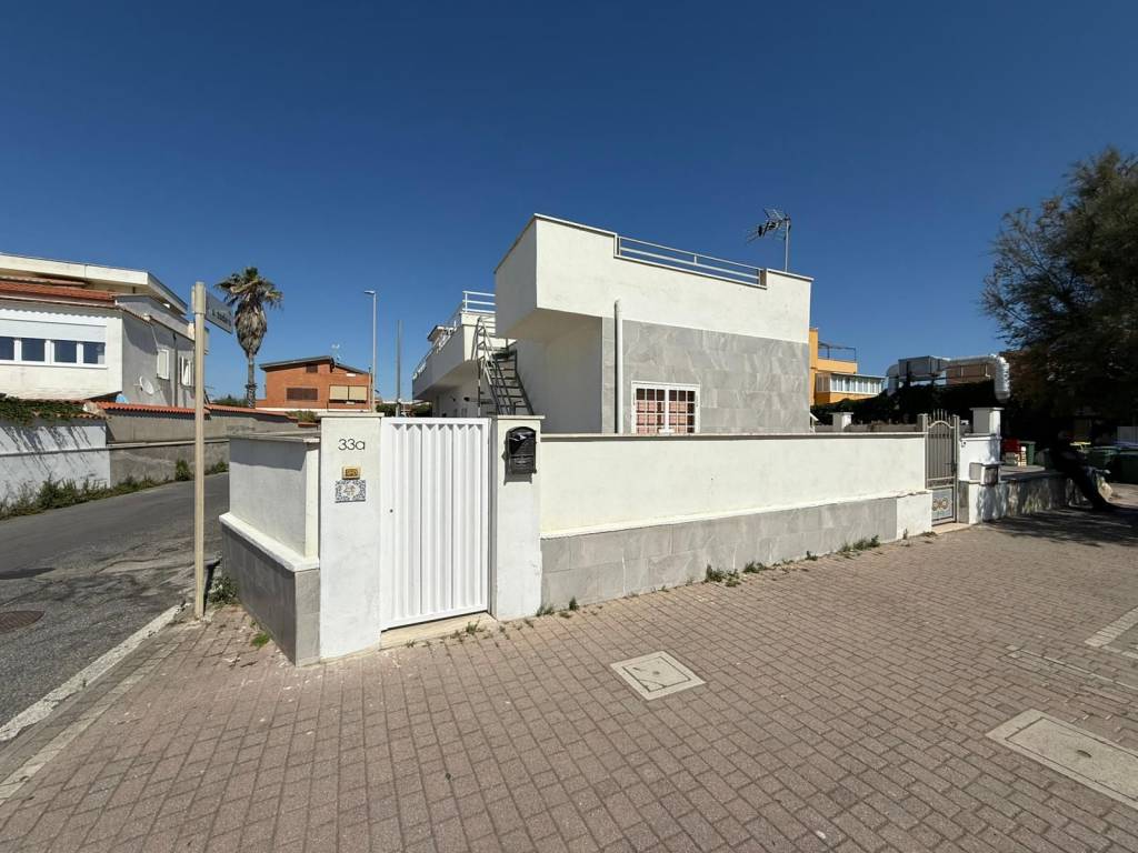 casa indipendente in vendita a Fiumicino in zona Isola Sacra