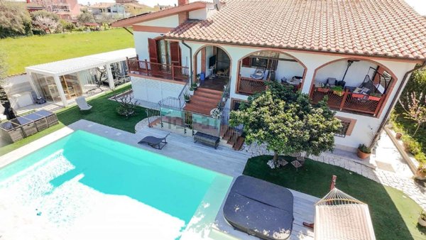casa indipendente in vendita a Fiumicino in zona Isola Sacra
