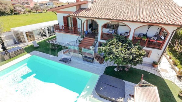 casa indipendente in vendita a Fiumicino in zona Isola Sacra