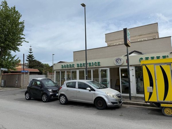 negozio in vendita a Fiumicino in zona Isola Sacra