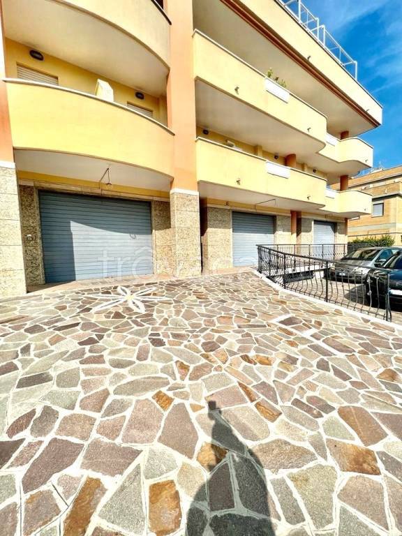 negozio in vendita a Fiumicino in zona Isola Sacra