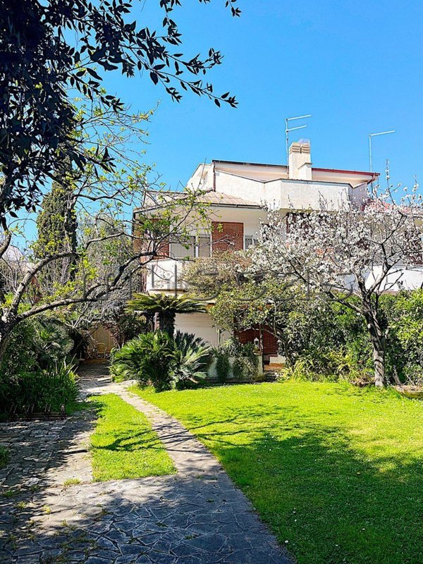 casa indipendente in vendita a Fiumicino in zona Fregene