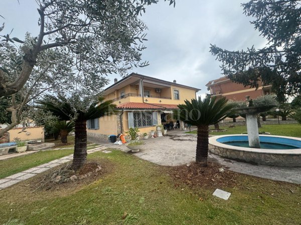 casa indipendente in vendita a Fiumicino in zona Isola Sacra