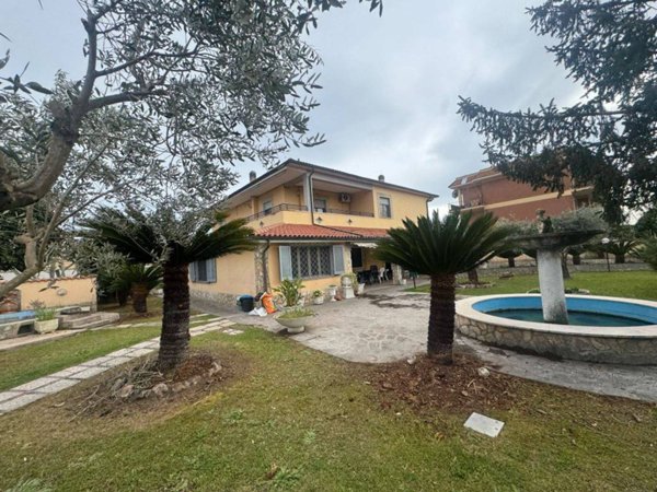 casa indipendente in vendita a Fiumicino in zona Isola Sacra