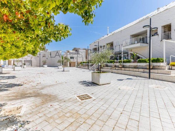 negozio in vendita a Fiumicino in zona Fregene