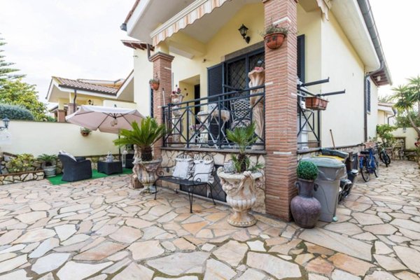 casa indipendente in vendita a Fiumicino in zona Isola Sacra