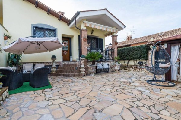 casa indipendente in vendita a Fiumicino in zona Isola Sacra