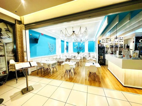negozio in vendita a Fiumicino in zona Isola Sacra