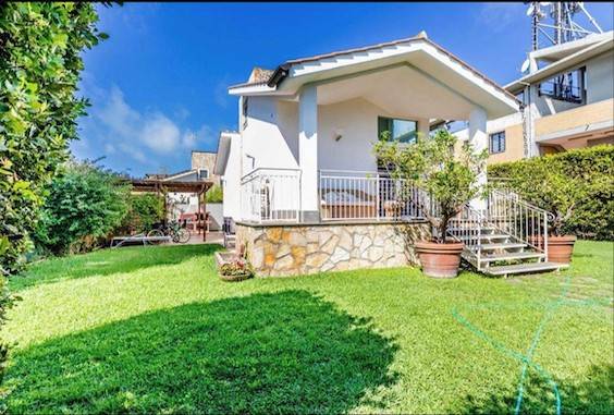 casa indipendente in vendita a Fiumicino in zona Fregene
