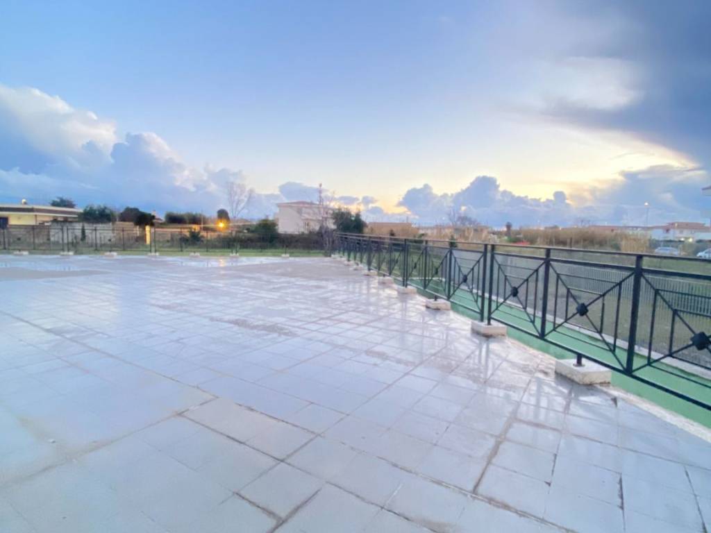negozio in vendita a Fiumicino in zona Isola Sacra
