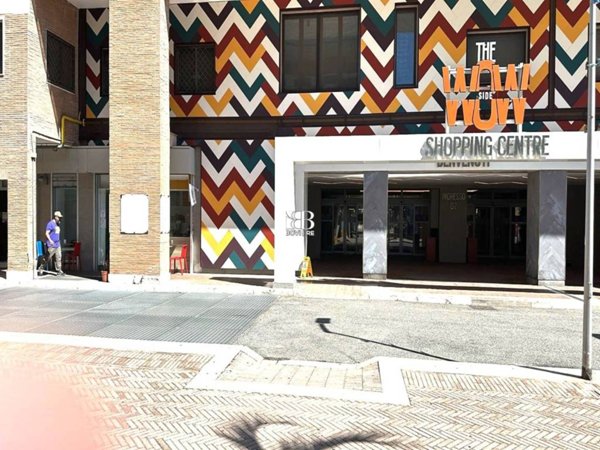 negozio in vendita a Fiumicino in zona Isola Sacra