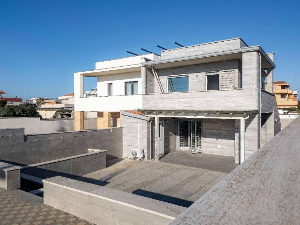 casa indipendente in vendita a Fiumicino in zona Isola Sacra