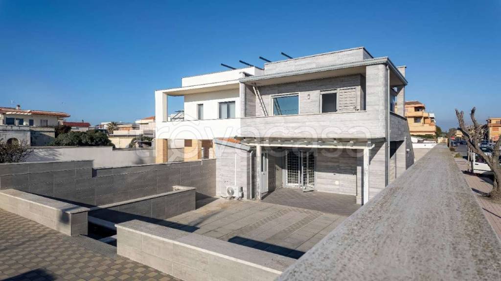 casa indipendente in vendita a Fiumicino in zona Isola Sacra