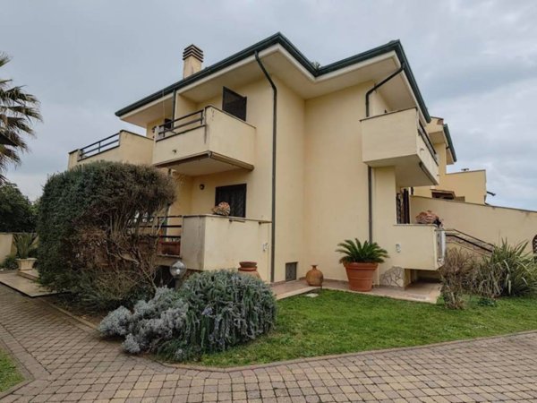casa indipendente in vendita a Fiumicino in zona Fregene
