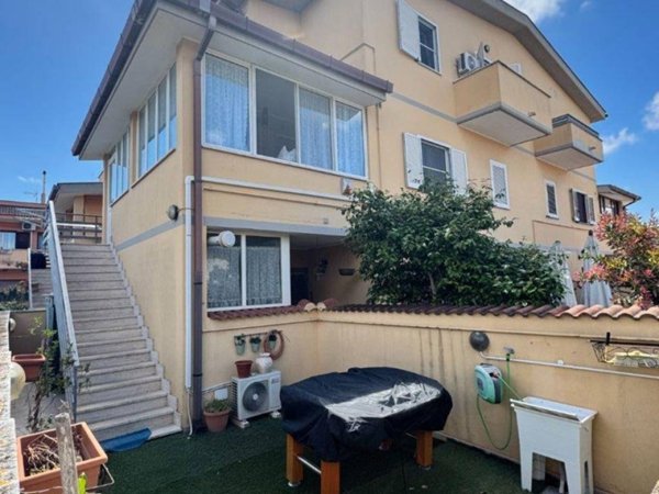casa indipendente in vendita a Fiumicino in zona Isola Sacra