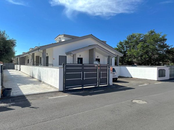 appartamento in vendita a Fiumicino in zona Isola Sacra