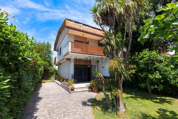 casa indipendente in vendita a Fiumicino in zona Fregene
