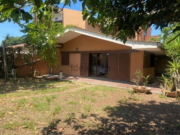 casa indipendente in vendita a Fiumicino
