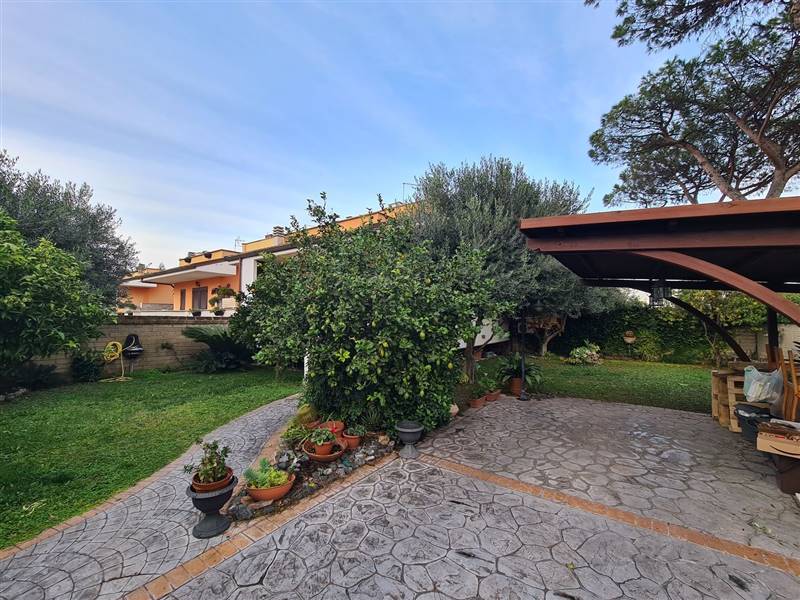 casa indipendente in vendita a Fiumicino in zona Isola Sacra