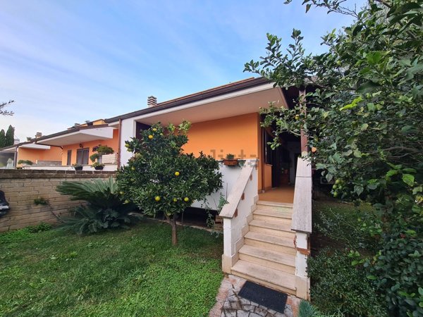 casa indipendente in vendita a Fiumicino in zona Isola Sacra
