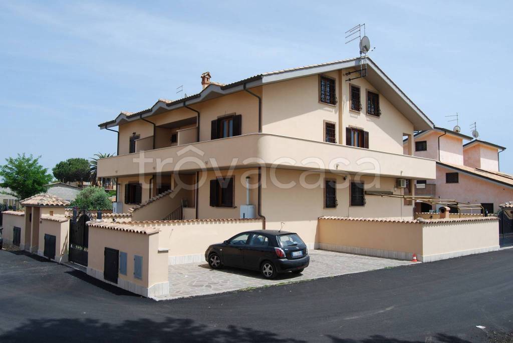 casa indipendente in vendita a Fiumicino in zona Isola Sacra