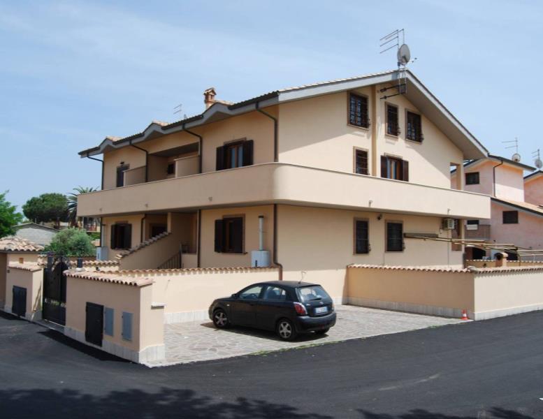 casa indipendente in vendita a Fiumicino in zona Isola Sacra