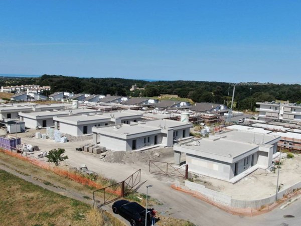 casa indipendente in vendita a Fiumicino in zona Aranova
