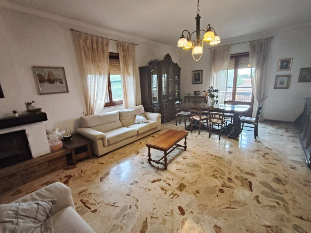 appartamento in vendita a Fiumicino in zona Isola Sacra