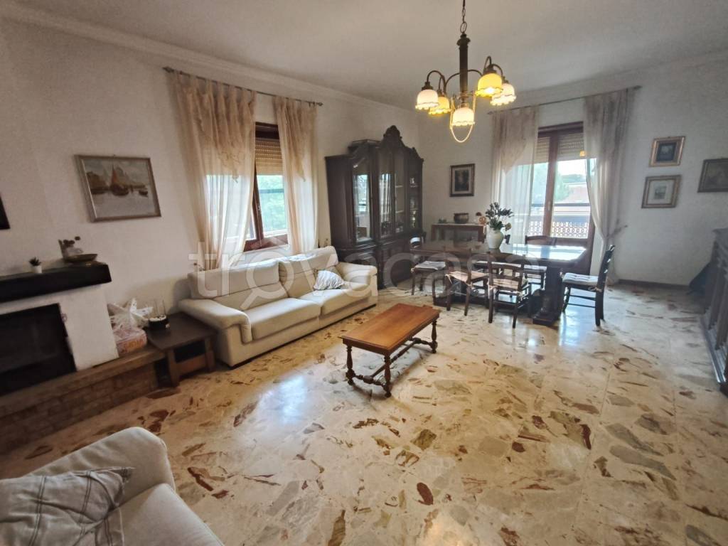 appartamento in vendita a Fiumicino in zona Isola Sacra