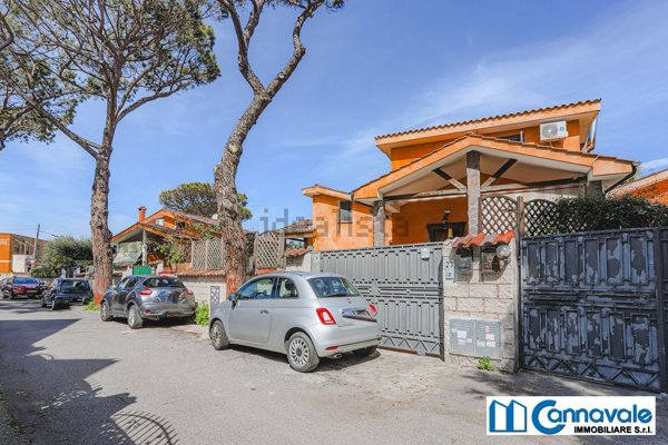 casa indipendente in vendita a Fiumicino in zona Isola Sacra