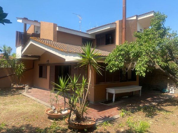 casa indipendente in vendita a Fiumicino