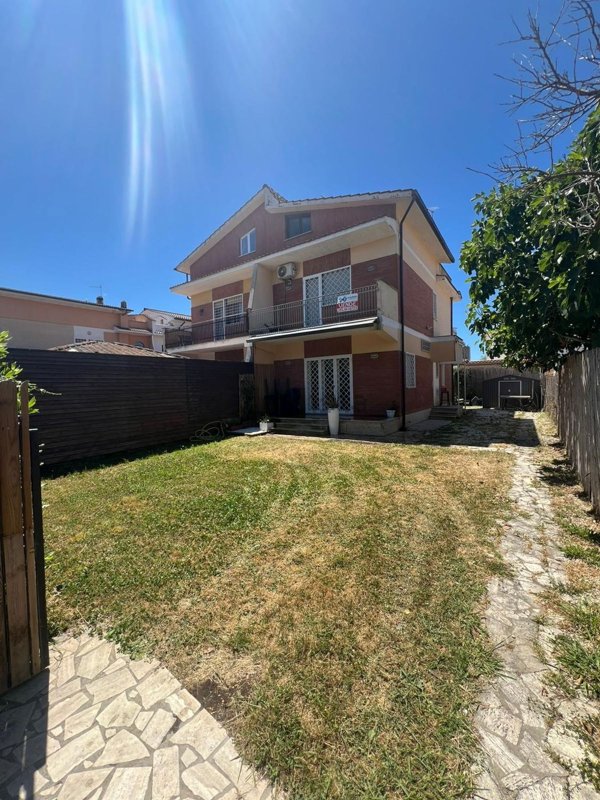 casa indipendente in vendita a Fiumicino