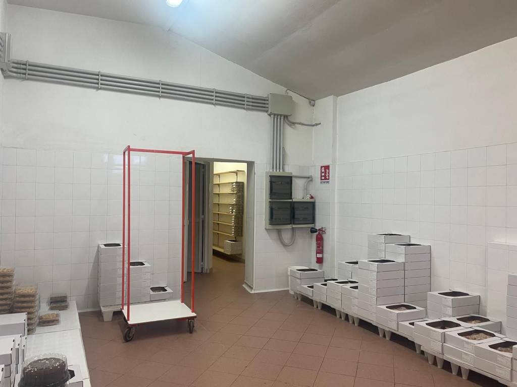 negozio in vendita a Fiumicino in zona Isola Sacra