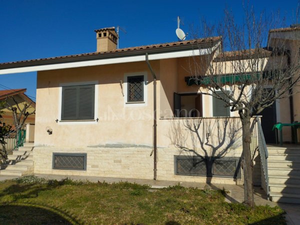 casa indipendente in vendita a Fiumicino in zona Isola Sacra
