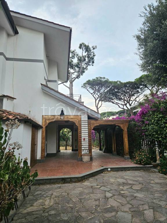 casa indipendente in vendita a Fiumicino in zona Fregene
