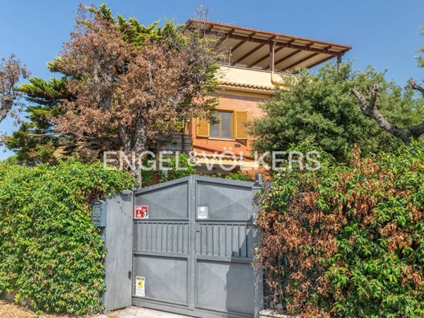 casa indipendente in vendita a Fiumicino in zona Fregene