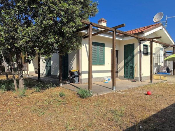 casa indipendente in vendita a Fiumicino in zona Isola Sacra