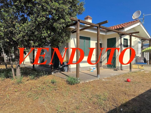 casa indipendente in vendita a Fiumicino in zona Isola Sacra