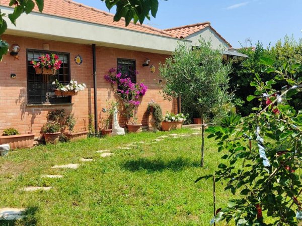 casa indipendente in vendita a Fiumicino in zona Focene