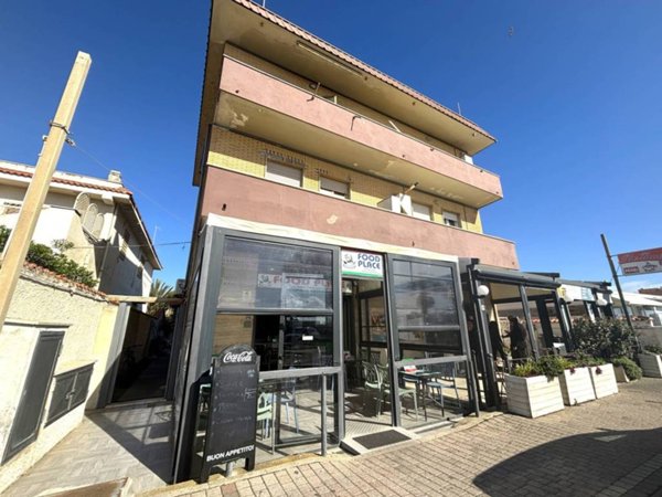 negozio in vendita a Fiumicino in zona Isola Sacra