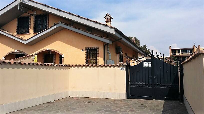 casa indipendente in vendita a Fiumicino in zona Isola Sacra
