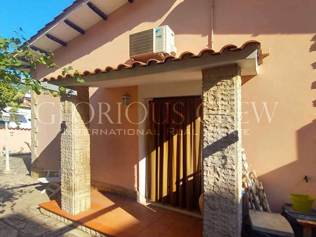 casa indipendente in vendita a Fiumicino in zona Isola Sacra