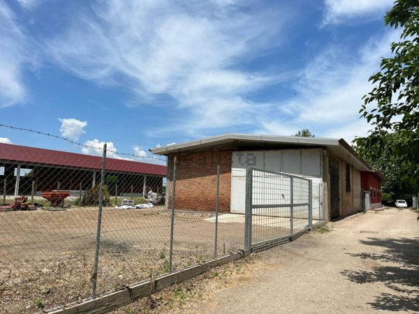 locale di sgombero in vendita a Fiumicino