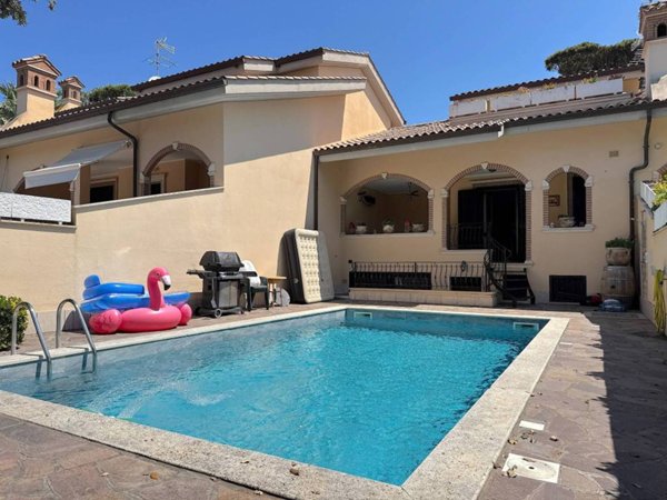 casa indipendente in vendita a Fiumicino in zona Fregene