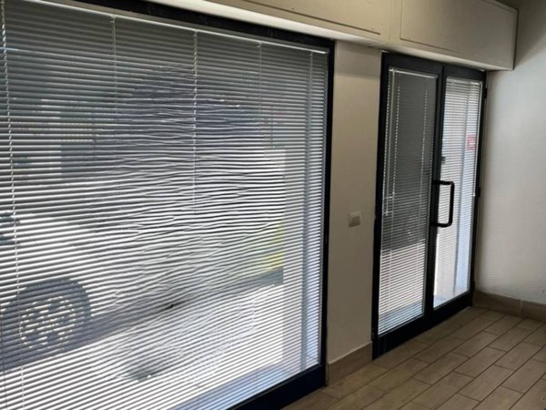 negozio in vendita a Fiumicino in zona Isola Sacra