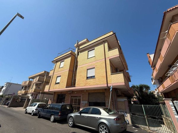 negozio in vendita a Fiumicino in zona Isola Sacra